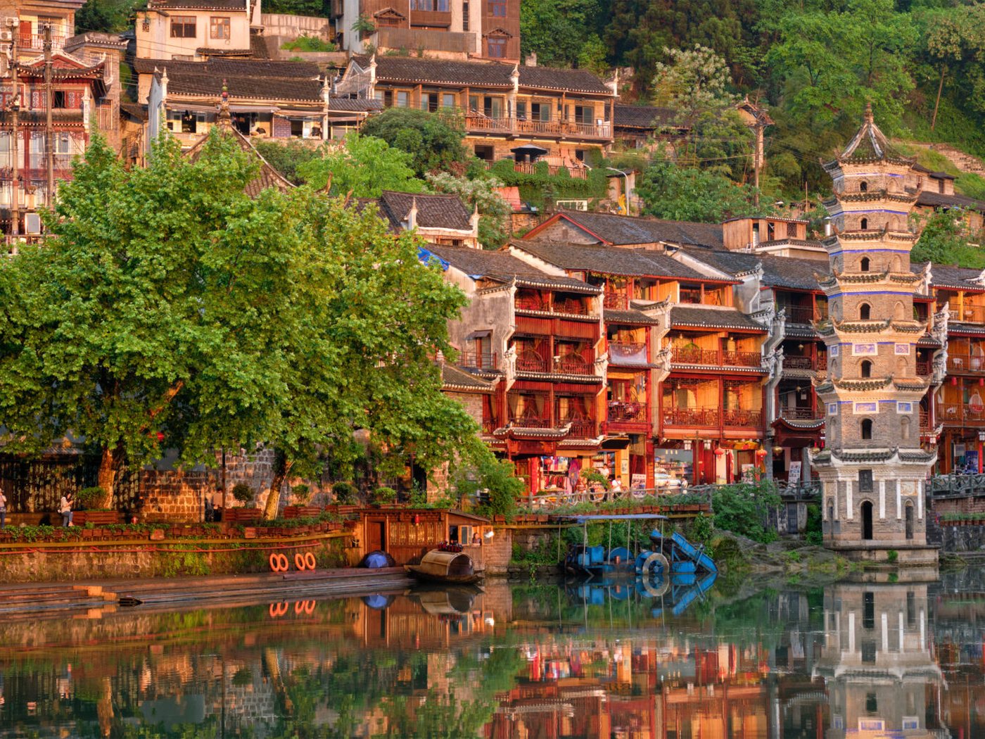 El río Tuo a su paso por Fenghuang, con las casas de madera sobre pilotes