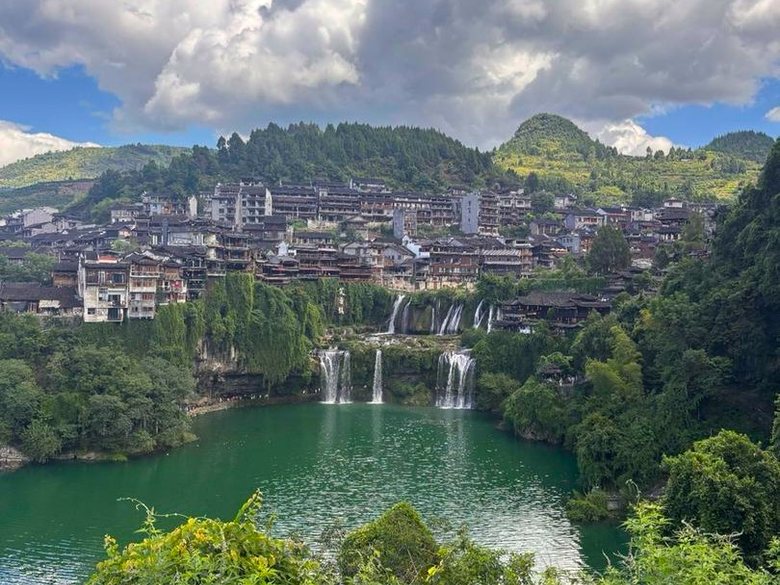 El pueblo de Furong construido sobre la cascada