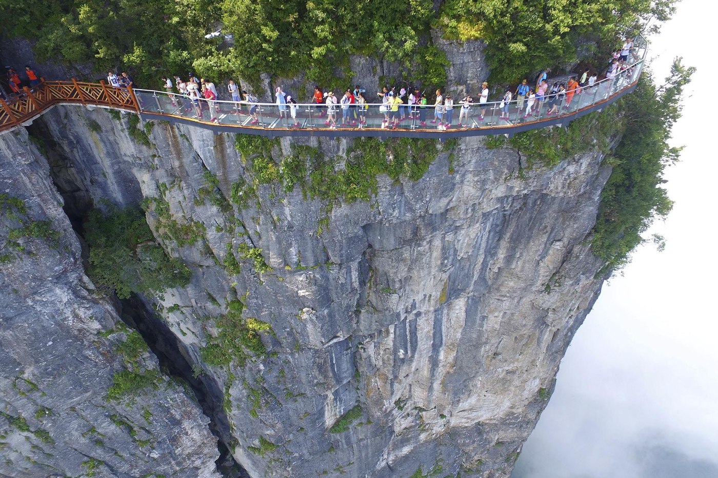 El camino de vidrio pegado al acantilado de la Montaña Tianmen