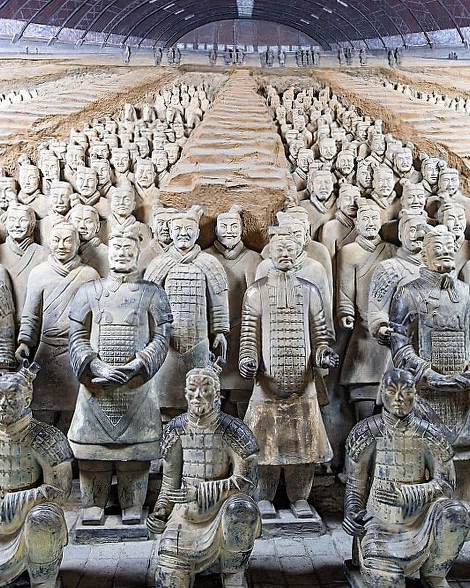 Los guerreros de terracota en formación dentro de la fosa 1