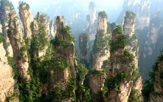 Los pilares de arenisca de Yuanjiajie entre la niebla